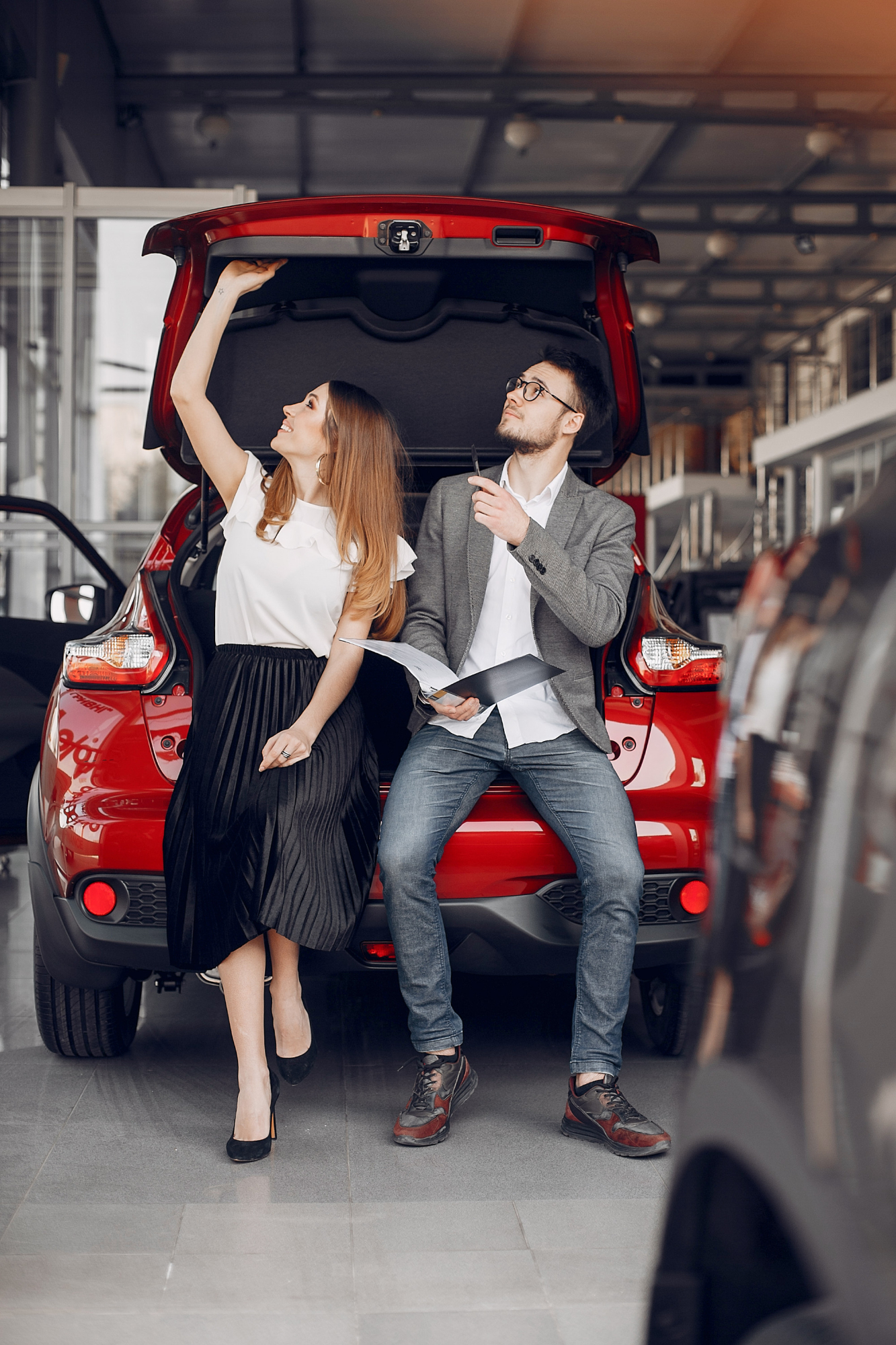 Mujer elegante y elegante en un salón de automóviles