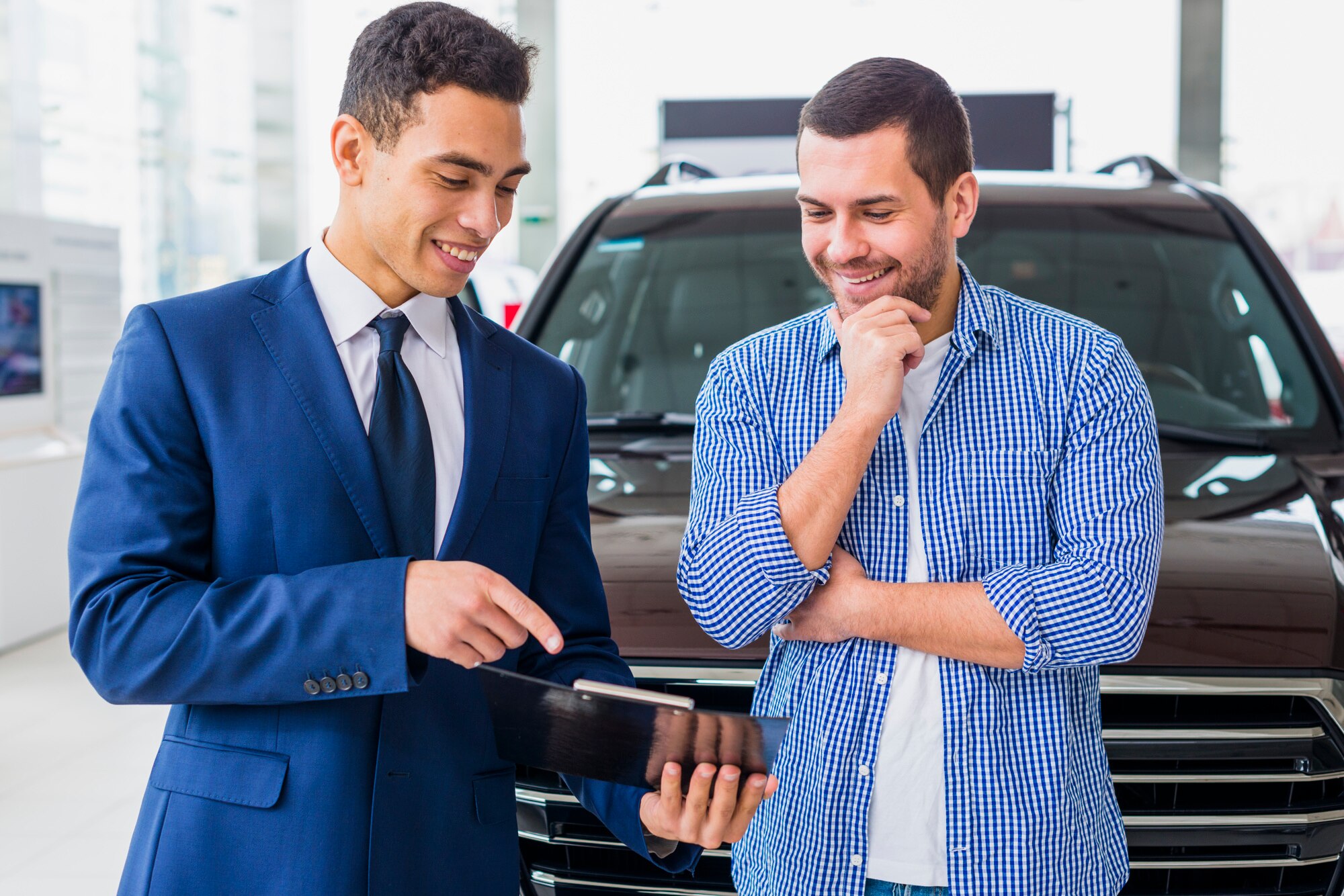 concesionario-coches-hablando-cliente